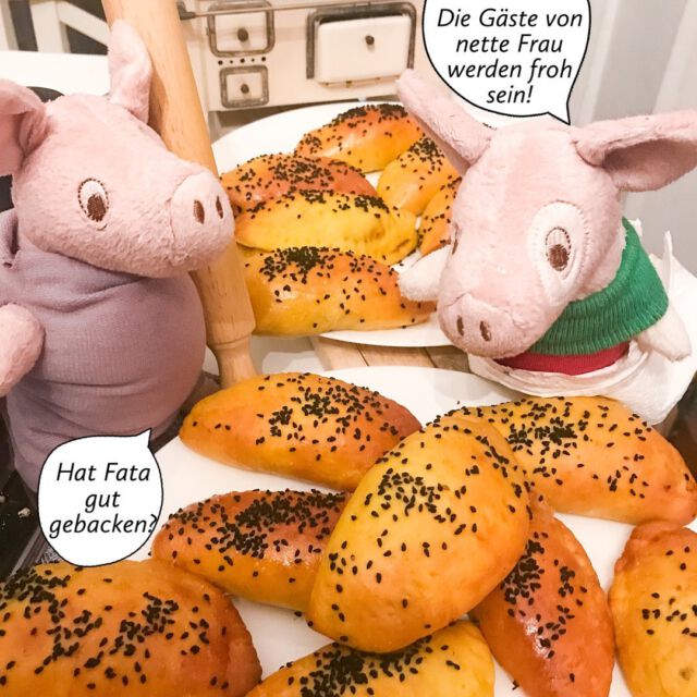 Ihr Lieben💕, als wir vor vier Jahren ganz neu auf Instagram waren, da haben die Lucy 💕und ich ganz alleine ein riesiges Buffet für Mamas 👩🏼‍🦰 alljährliches großes Geburtstagsessen ausgerichtet - ich erinnere mich noch ganz genau: Wir beiden haben Tage lang wie verrückt in der Küche geschuftet 🥵 und sind bei der Party vor Erschöpfung 💤 eingeschlafen! Was für ein Glück, dass inzwischen so viele fleißige Pfötchen hinzugekommen sind! Denn bald wird es auf jeden Fall (endlich nach den Coronajahren!) wieder eine große Geburtstagsparty geben (Mama hat zwar übermorgen Geburtstag 🎂 , aber wann sie feiert, weiß sie noch nicht so genau). Nönner 🧐 hat schon angeboten, dass er mit den Elchsmädels 💕 ein italienisches Menü mit Minestrone, Insalata Antipasti, Bruschette, Ravioli, Gnocchi, Involtini und Tiramisu machen kann, Fata und Lala, die haben angeboten, dass sie ein arabisches Buffet machen  und ich, ich habe mir überlegt, ich könnte ein paar schöne asiatische Gerichte kochen, während Lucy ein paar Törtchen backt … Bella hat sich großzügig erboten, alles ganz gewissenhaft zu probieren, damit es den Gästen auch mundet 😋. 
Fata 🐷 hat dann auch gleich schon damit angefangen, Berge von mit Rindfleisch und Kichererbsen gefüllten Teigtaschen zu backen und Bella 🐷 hat ein halbes Dutzend davon gekostet und für gut befunden. 
Ich werde sie (die restlichen Teigtaschen, nicht Bella) jetzt einfrieren. Und morgen versuche ich dann mal, alle an einen Tisch zu bekommen und die Speisenfolge zu verabreden, denn sonst haben wir hinterher drei unterschiedliche Büffets … Ich wette, wenn ich das gut koordiniere, dann haben wir Mamas Geburtstagsparty diesmal im Pfötchenumdrehen organisiert!

Ob wir vielleicht doch ein Catering-Unternehmen aufmachen sollten? 

Habt noch einen schönen Dienstagabend 😘, euer Tönnchen 

Euer Tönnchen 💕

#plushiesofinstagram #plushiesofgermany #plushiecommunity #sambusek #teigtaschen #kochenmitliebe #arabischesessen #tönnchenkocht